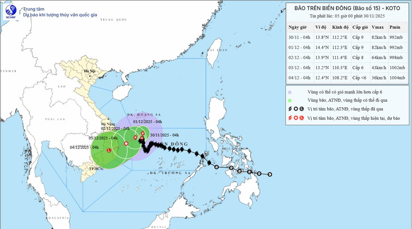 Bão số 15 vẫn loanh quanh ở giữa Biển Đông và suy yếu rất chậm