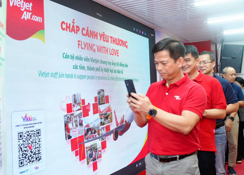 Cán bộ, nhân viên Vietjet chung tay ủng hộ đồng bào bị ảnh hưởng bởi bão lũ