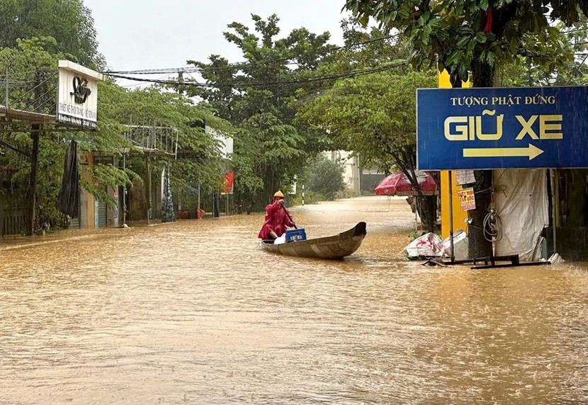 Nước lũ sông Hương ở Huế đang xuống chậm nhưng vẫn ở mức cao, ngập lụt vẫn diễn ra trên diện rộng Nước lũ sông Hương ở Huế đang xuống chậm nhưng vẫn ở mức cao, ngập lụt vẫn diễn ra trên diện rộng