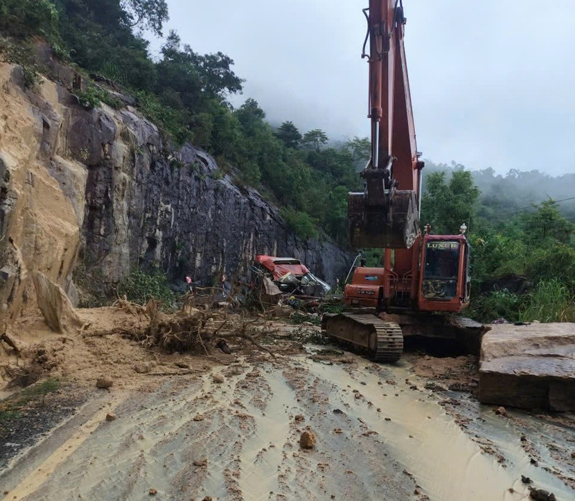 Hiện trường vụ sạt lở đèo Khánh Lê vùi lấp xe khách Phương Trang làm 6 người chết
