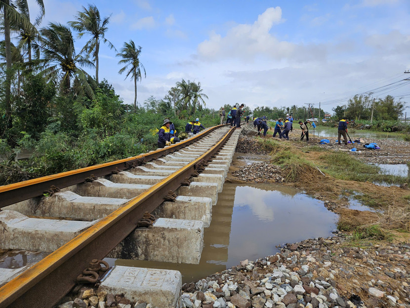 Do ảnh hưởng của đợt mưa lũ ở Trung bộ, tuyến đường sắt Bắc- Nam qua đây bị sạt lở tại 61 điểm
