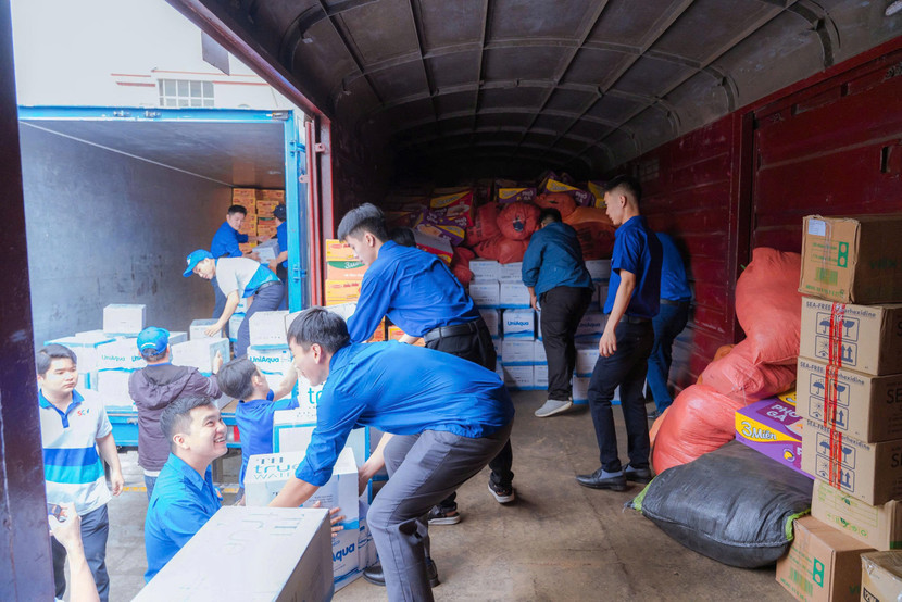 Đường sắt đã vận chuyển hơn 15.000 kiện hàng hoá thiết yếu hỗ trợ đồng bào mưa lũ miễn phí