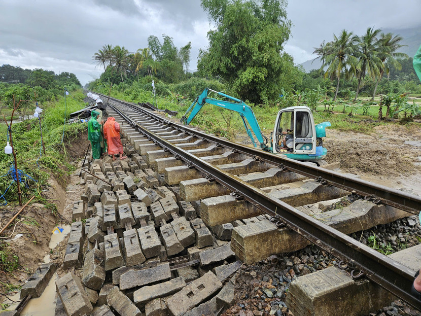 Với 61 điểm sạt lở do mưa lũ, hạ tầng đường sắt Bắc- Nam qua khu vực Trung bộ vẫn phải tiếp tục gia cố, khắc phục
