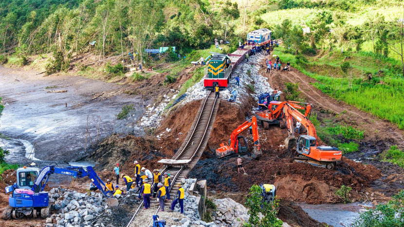 Đường sắt huy động 200 công nhân cùng máy móc để khắc phục sớm nhất đường sắt Bắc- Nam đoạn qua Tuy Hoà Đường sắt huy động 200 công nhân cùng máy móc để khắc phục sớm nhất đường sắt Bắc- Nam đoạn qua Tuy Hoà