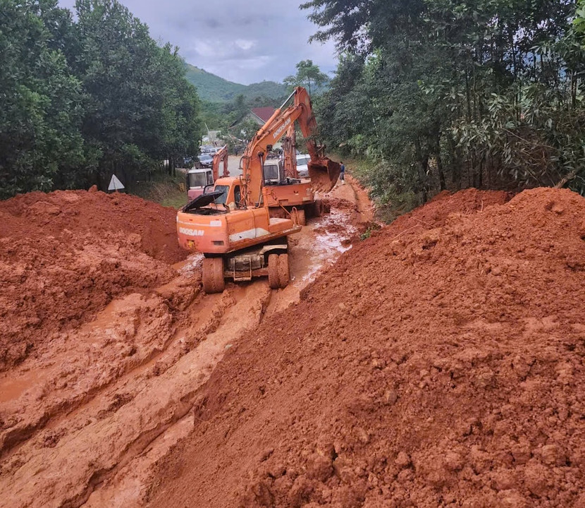 Giao thông qua đèo Lò Xo luôn tiềm ẩn nguy cơ sạt lở do mưa vẫn tái diễn Giao thông qua đèo Lò Xo luôn tiềm ẩn nguy cơ sạt lở do mưa vẫn tái diễn