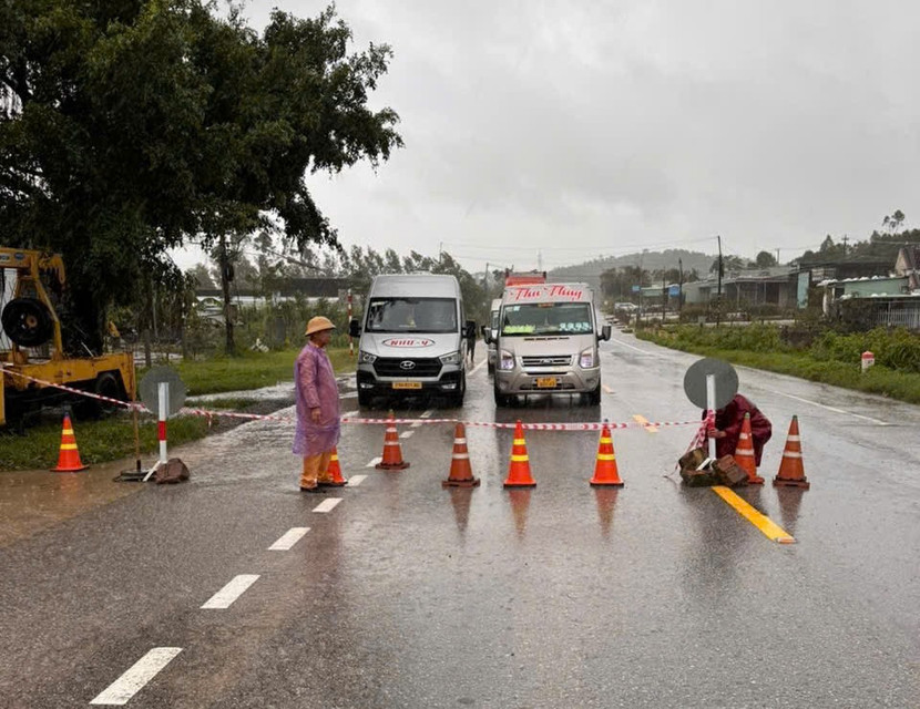 Lực lượng chức năng tỉnh Gia Lai đóng đèo An Khê do mưa lớn gây sạt lở