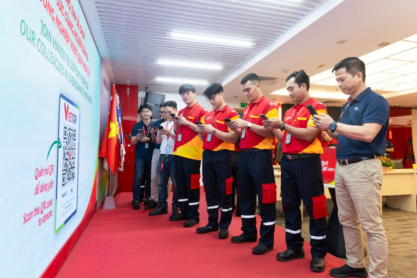 Đội ngũ kỹ thuật Vietjet ủng hộ đồng bào vùng bão lũ