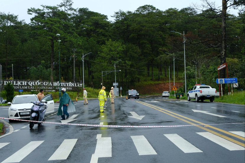 Lực lượng cảnh sát giao thông chốt trực, hướng dẫn phương tiện không lưu thông qua đèo Prenn do xuất hiện vết nứt kéo dài