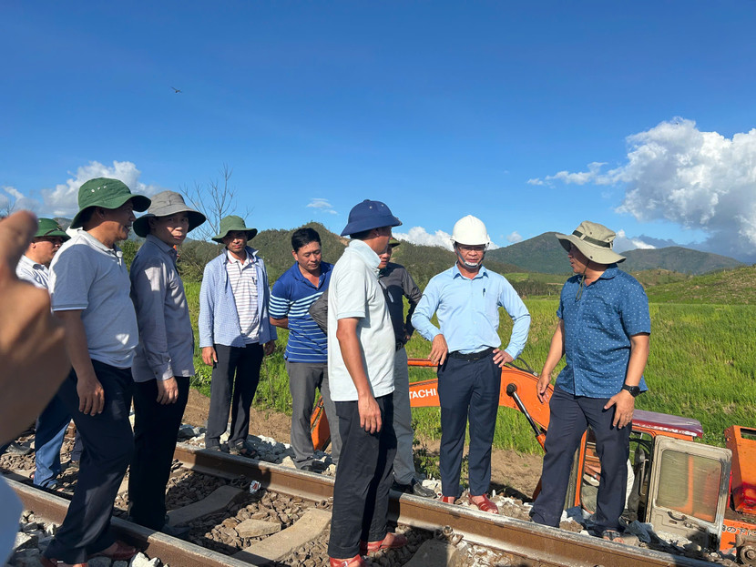 Chủ tịch HĐTV Tổng công ty Đường sắt Việt Nam trực tiếp có mặt tại hiện trường chỉ đạo công tác khắc phục Chủ tịch HĐTV Tổng công ty Đường sắt Việt Nam trực tiếp có mặt tại hiện trường chỉ đạo công tác khắc phục