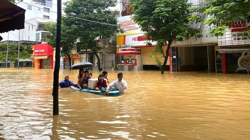 Nước lũ vừa rút bớt ở Huế thì mưa lớn xối xả lại khiến nước sông Hương, sông Bồ vượt báo động 3 Nước lũ vừa rút bớt ở Huế thì mưa lớn xối xả lại khiến nước sông Hương, sông Bồ vượt báo động 3