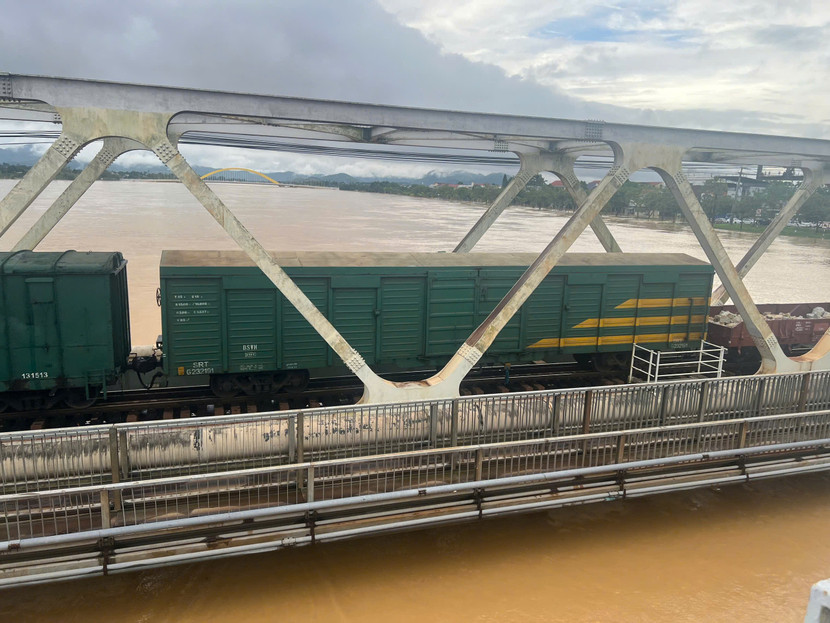 Đường sắt điều tàu gia tải cho cầu Bạch Hổ và Dã Viên khi nước lũ sông Hương lại vượt báo động 3