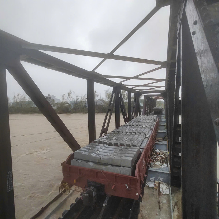 Điều tàu chở hàng chục tấn tà vẹt giữ cầu Luật Lễ 1 và 2 trước tình hình nước lũ ngày một lớn