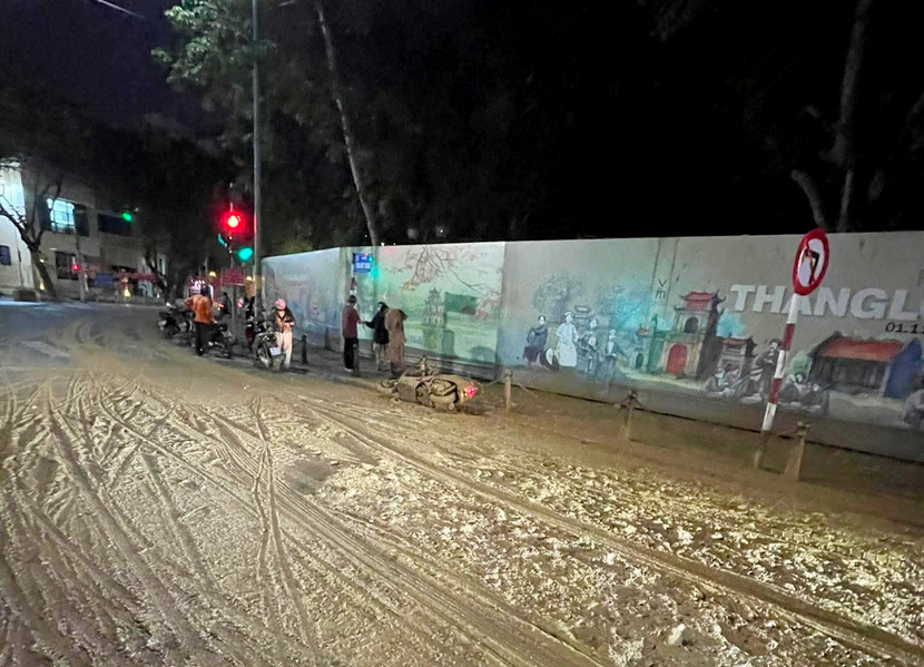 Bùn trơn trượt đầy trên mặt phố Tôn Đức Thắng vào tối qua 16/11