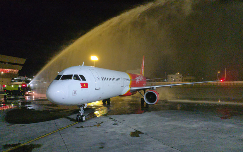 Tàu bay Vietjet được chào đón với nghi thức vòi rồng tại Sân bay quốc tế Ninoy Aquino