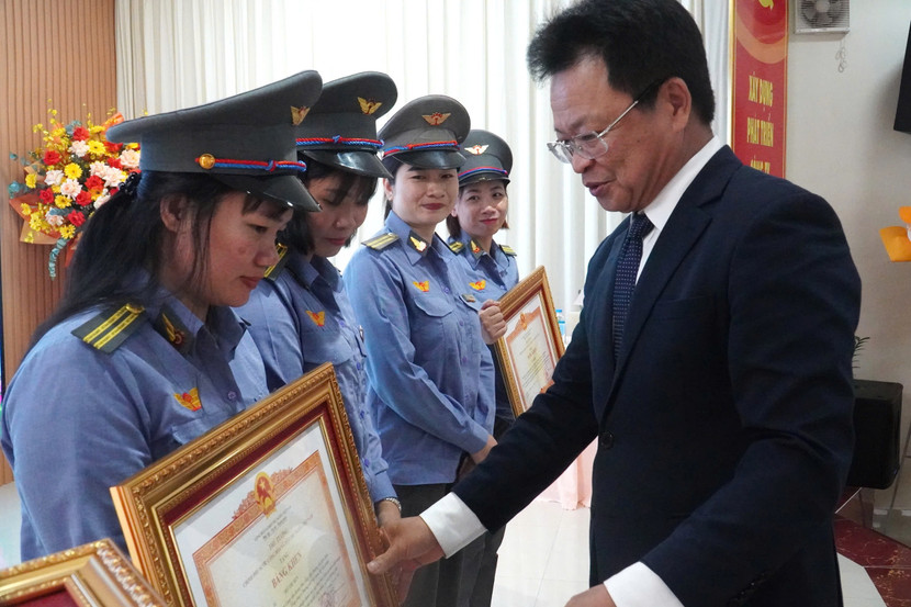 Ông Đặng Sỹ Mạnh - Chủ tịch HĐTV Tổng công ty Đường sắt Việt Nam thừa ủy quyền của Thủ tướng Chính phủ trao tặng Bằng khen cho 4 nữ nhân viên gác đường ngang dũng cảm