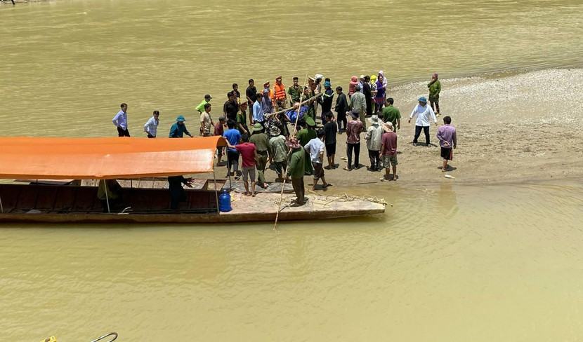 Đã tìm thấy 5 nạn nhân trong vụ lật thuyền trên sông Chảy Đã tìm thấy 5 nạn nhân trong vụ lật thuyền trên sông Chảy
