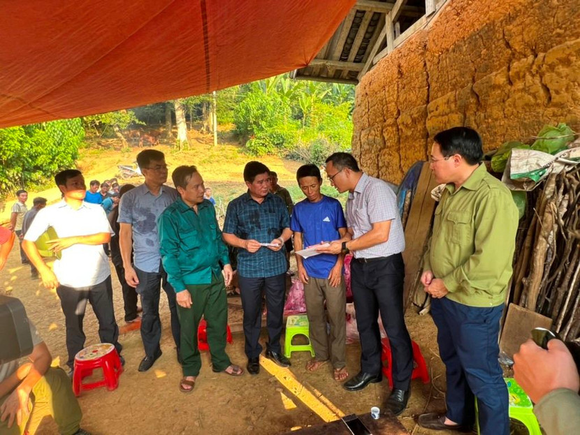 Phó Chủ tịch chuyên trách Ủy ban ATGT quốc gia thăm hỏi gia đình các nạn nhân trong vụ lật thuyền Phó Chủ tịch chuyên trách Ủy ban ATGT quốc gia thăm hỏi gia đình các nạn nhân trong vụ lật thuyền