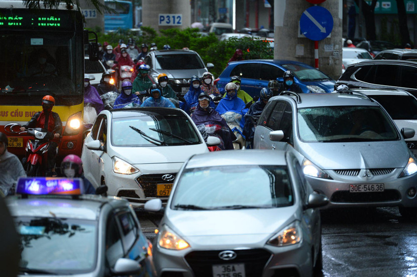 Tình trạng ùn tắc giao thông trên địa bàn TP Hà Nội ngày càng phức tạp, nhất là vào những ngày mưa
