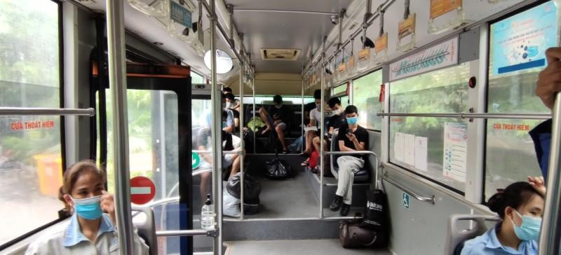 Các công dân đều chấp hành nghiêm theo sự hướng dẫn của cơ quan y tế để khẩn trương lên xe buýt trở về địa phương Các công dân đều chấp hành nghiêm theo sự hướng dẫn của cơ quan y tế để khẩn trương lên xe buýt trở về địa phương