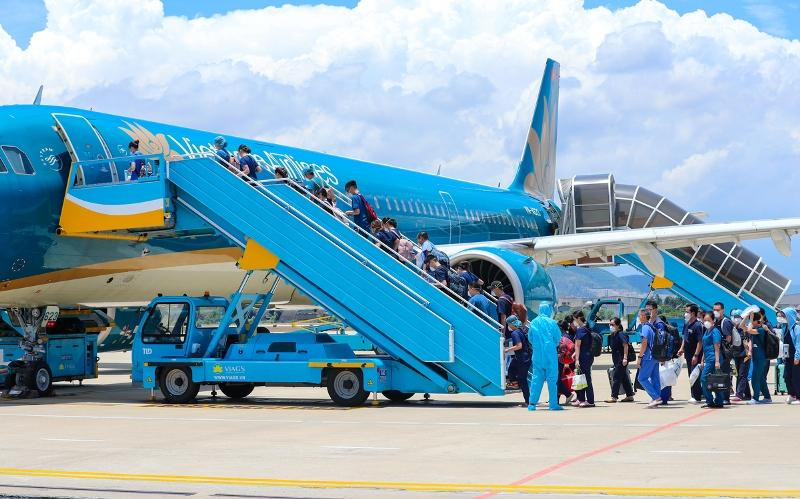 Một chuyến bay của Vietnam Airlines đưa các y bác sỹ khu vực miền Trung vào Nam chống dịch