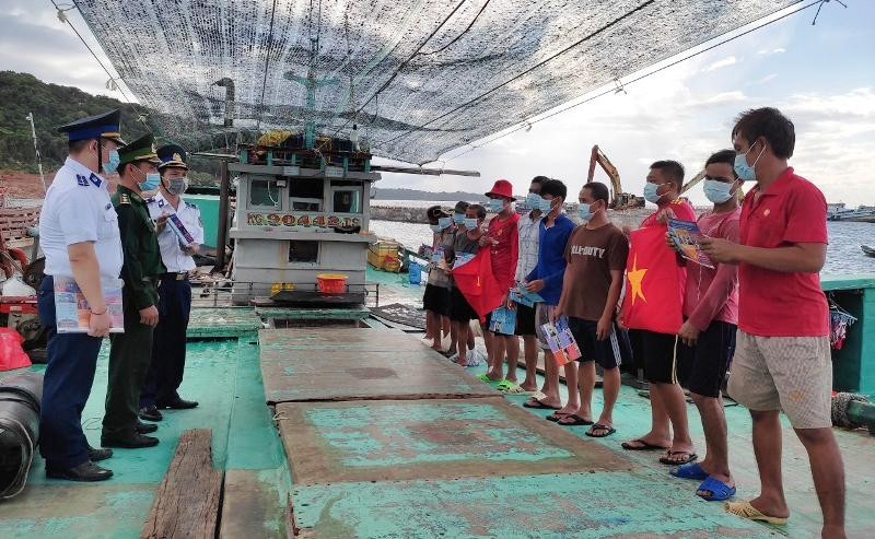 Trạm Cảnh sát biển số 4 tuyên truyền pháp luật cho các thuyền viên tại âu cảng xã đảo Thổ Châu. Trạm Cảnh sát biển số 4 tuyên truyền pháp luật cho các thuyền viên tại âu cảng xã đảo Thổ Châu.