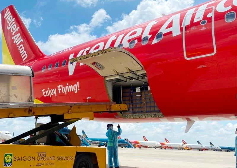 Tàu bay Vietjet mang theo 200 máy thở cao cấp, hiện đại từ Đức hạ cánh tại sân bay Tân Sơn Nhất sáng 13/8
