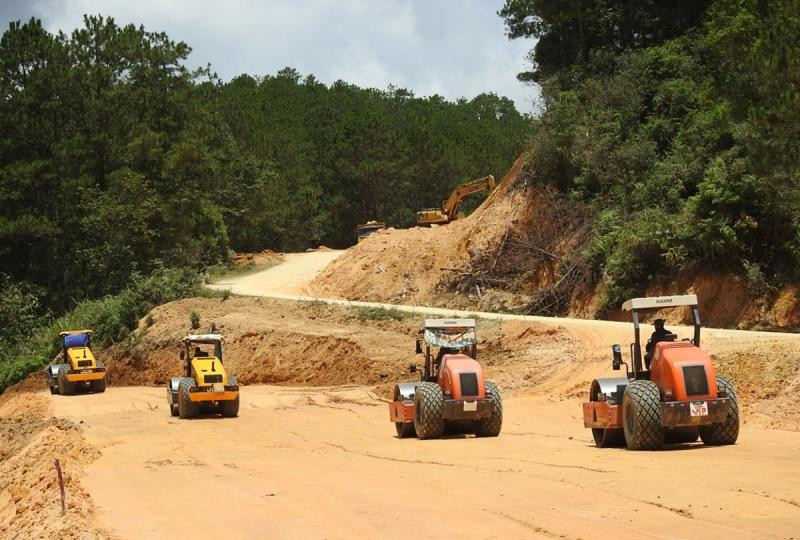 Bộ GTVT cho biết, tiến độ thực hiện dự án cải tạo, nâng cấp quốc lộ 24 trên địa bàn tỉnh Kon Tum quá chậm