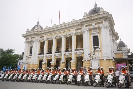 Dàn xe "khủng" cổ động đội mũ bảo hiểm đạt chuẩn ảnh 1