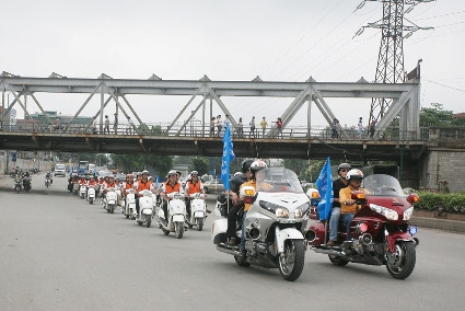 Dàn xe "khủng" cổ động đội mũ bảo hiểm đạt chuẩn ảnh 3