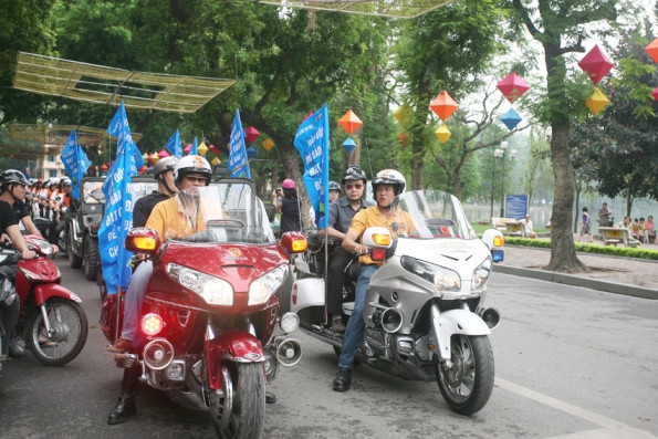 Dàn xe "khủng" cổ động đội mũ bảo hiểm đạt chuẩn ảnh 2