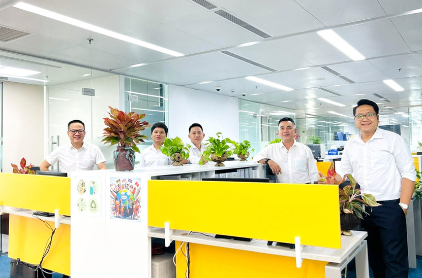 Ngoài việc khuyến khích các thành viên sử dụng bình/ly đựng nước tái sử dụng thay vì chai nhựa thì tất cả các chậu trồng cây xanh trong không gian làm việc đều làm từ vật liệu như vỏ dừa và gốm nhằm giảm ô nhiễm, các chất độc hại và góp phần bảo vệ môi trường là tinh thần của Phòng Điều hành Dự án và Ban Kiểm soát Nội bộ.