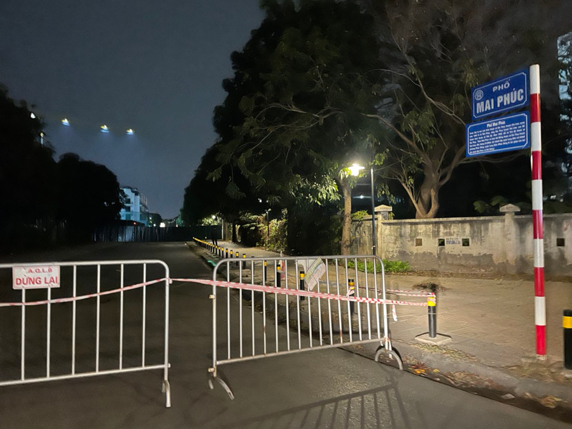 Tuyến đường Mai Phúc hiện đã được rào chắn, cấm phương tiện qua lại để đảm bảo an toàn