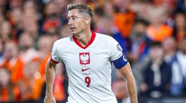 5. Robert Lewandowski (Ba Lan). Chân sút số một của bóng đá châu Âu nhiều năm qua ghi 32 bàn sau 41 trận - hiệu suất làm bàn khiến mọi hàng thủ phải dè chừng. Đáng mừng là cũng như Ronaldo hay Messi, Lewandowski vẫn còn thi đấu.