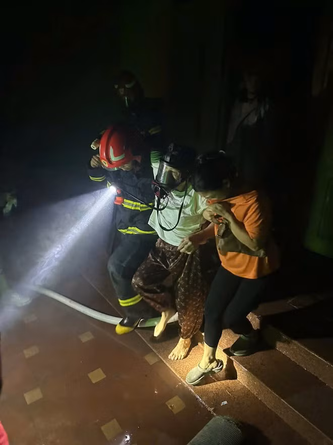 Đại úy Phạm Trương Tuấn Anh cùng đồng đội cứu nạn nhân mắc kẹt trong đám cháy Đại úy Phạm Trương Tuấn Anh cùng đồng đội cứu nạn nhân mắc kẹt trong đám cháy