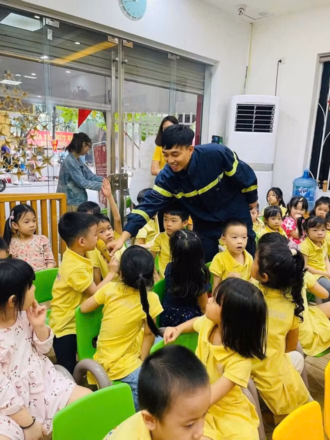 Đại úy Phạm Trương Tuấn Anh tuyên truyền, hướng dẫn an toàn phòng chống cháy nổ cho các trường mầm non trên địa bàn thành phố Đại úy Phạm Trương Tuấn Anh tuyên truyền, hướng dẫn an toàn phòng chống cháy nổ cho các trường mầm non trên địa bàn thành phố