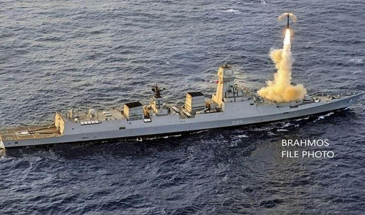 Tàu khu trục INS Chennai (D65) lớp Kolkata phóng tên lửa BrahMos