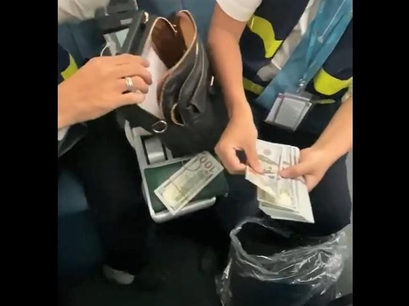 Anh Tuân cùng đồng nghiệp kiểm tra số tài sản bị để quên trên máy bay.