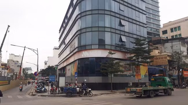 Tiếp tục kéo dài phạm vi rào chắn đường Trần Hưng Đạo, từ Quán Sứ đến Trần Bình Trọng để thi công ga ngầm S12 tuyến metro Nhổn-Ga Hà Nội