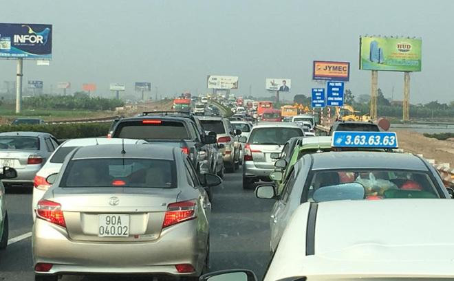 Cao tốc Pháp Vân - Cầu Giẽ thường xuyên bị ùn tắc trong những dịp nghỉ lễ, Tết do lượng phương tiện dồn về đông