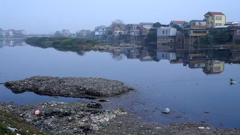 Sông Cầu qua địa bàn Bắc Ninh và Bắc Giang đã bị ô nhiễm nặng từ lâu Sông Cầu qua địa bàn Bắc Ninh và Bắc Giang đã bị ô nhiễm nặng từ lâu