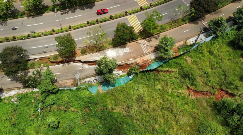 Đường Hồ Chí Minh qua TP Gia Nghĩa nứt vỡ ngày một rộng hơn