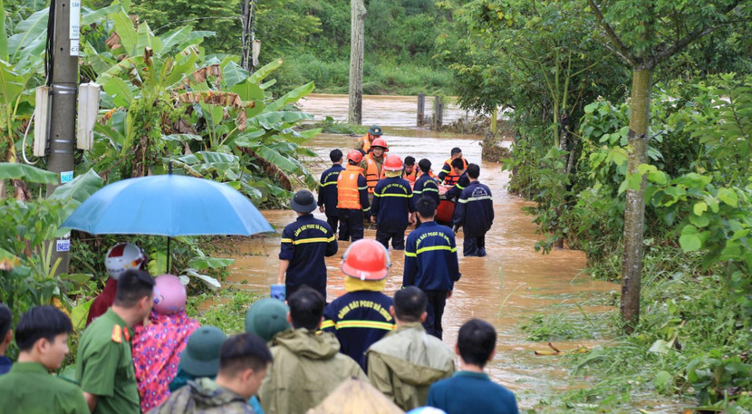 Lực lượng Công an hỗ trợ người dân Đắk Nông sơ tán đến nơi an toàn