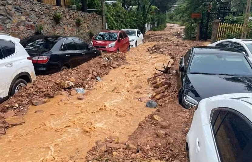 Nước lũ bất ngờ đổ xuống xã Minh Phú, Sóc Sơn khiến cả chục chiếc xe ô tô đỗ bên đường bị vùi lấp