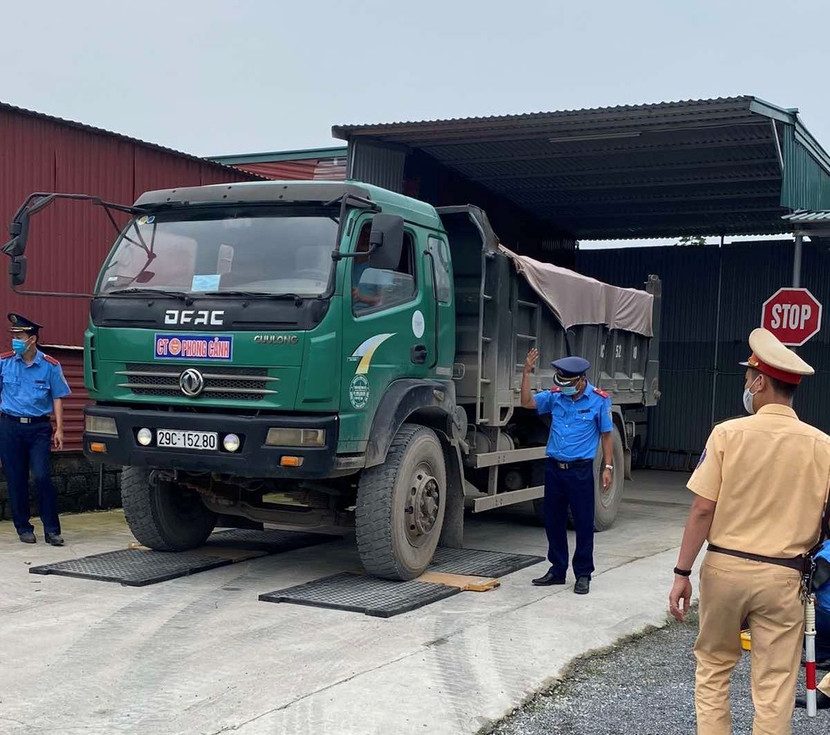 Lực lượng CSGT và Thanh tra GTVT kiểm tra tải trọng xe ô tô kinh doanh vận tải Lực lượng CSGT và Thanh tra GTVT kiểm tra tải trọng xe ô tô kinh doanh vận tải