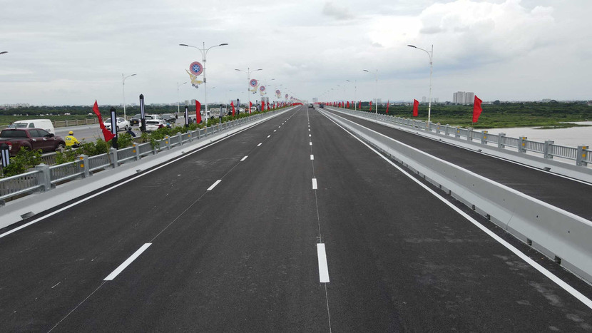 Cầu Vĩnh Tuy hiện là cây cầu có quy mô rộng nhất bắc qua sông Hồng