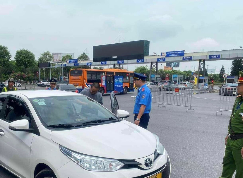 Lực lượng chức năng xử lý taxi vi phạm Lực lượng chức năng xử lý taxi vi phạm