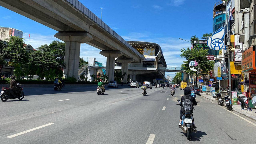 Đường Nguyễn Trãi vào sáng 8/8 đã sạch dải phân cách, các phương tiện lưu thông hỗn hợp Đường Nguyễn Trãi vào sáng 8/8 đã sạch dải phân cách, các phương tiện lưu thông hỗn hợp