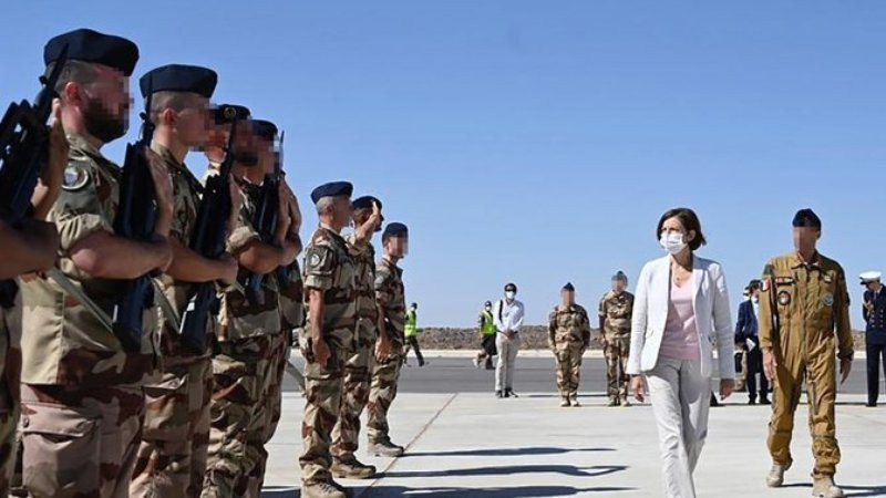 Bộ trưởng Quốc phòng Pháp Florence Parly trong chuyến thăm quân nhân nước này tại một căn cứ của NATO ở Italia