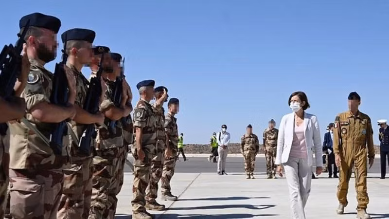 Bộ trưởng Quốc phòng Pháp Florence Parly trong chuyến thăm quân nhân nước này tại một căn cứ của NATO ở Italia Bộ trưởng Quốc phòng Pháp Florence Parly trong chuyến thăm quân nhân nước này tại một căn cứ của NATO ở Italia