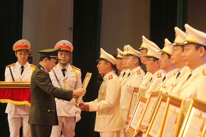 Thừa ủy quyền của Chủ tịch nước, Đại tướng Lương Tam Quang - Ủy viên Bộ Chính trị, Bộ trưởng Bộ Công an trao Huân chương Chiến công hạng Ba tặng Thiếu tá Trịnh Minh Tùng về thành tích xuất sắc trong chiến đấu và phục vụ chiến đấu, góp phần vào sự nghiệp xây dựng chủ nghĩa xã hội và bảo vệ Tổ quốc